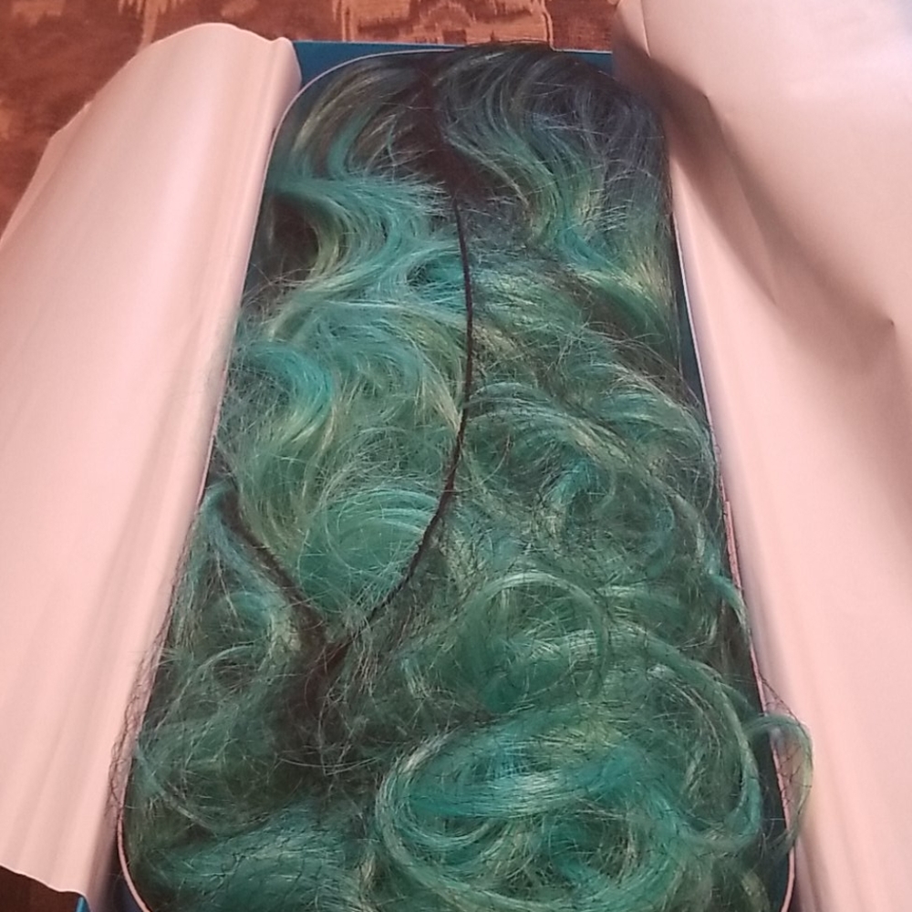 Lace front wig - Picture 2 of 3